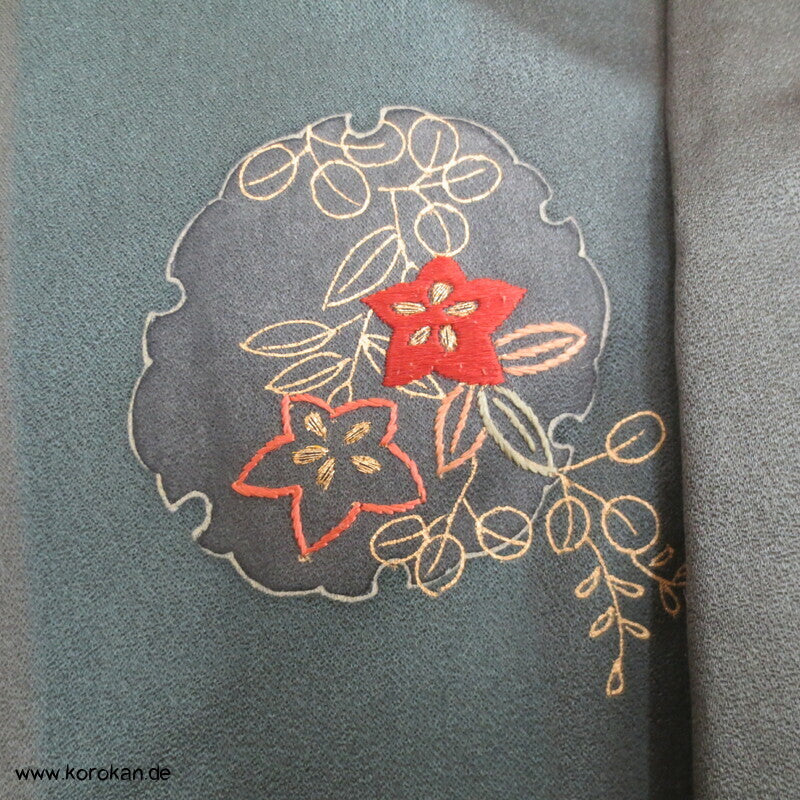 bestickte Rondelle auf Satinstreifen Tsukesage Kimono