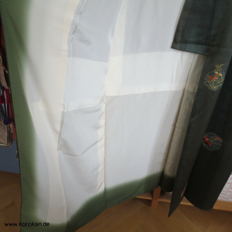 bestickte Rondelle auf Satinstreifen Tsukesage Kimono