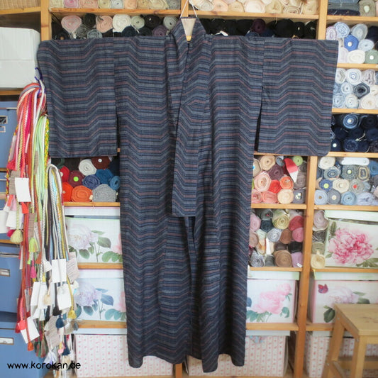 Hitoe Tsumugi Kimono, geometrisch versetzter Streifen