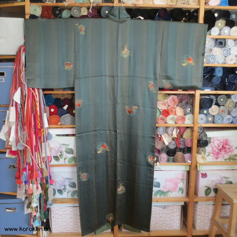 bestickte Rondelle auf Satinstreifen Tsukesage Kimono