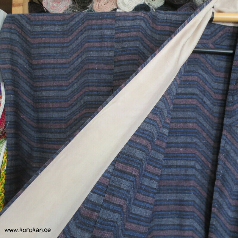 Hitoe Tsumugi Kimono, geometrisch versetzter Streifen