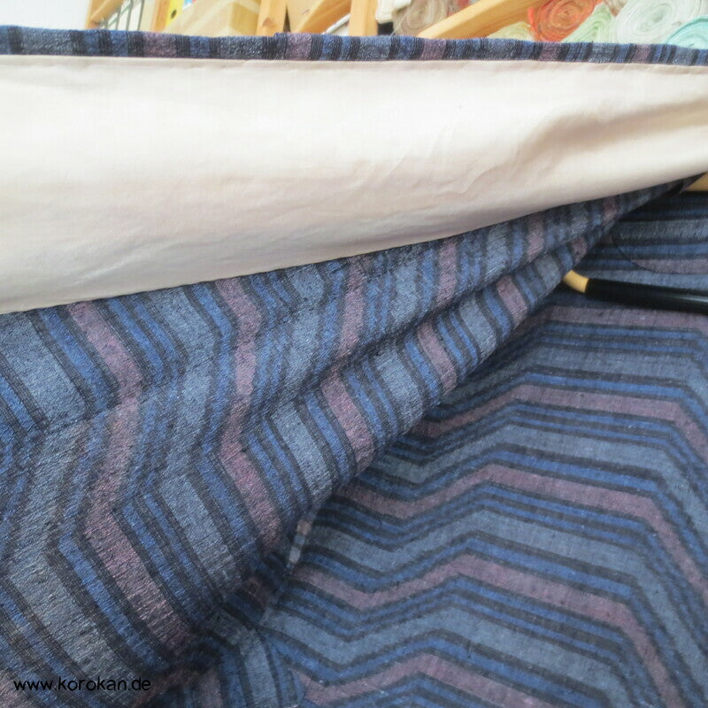 Hitoe Tsumugi Kimono, geometrisch versetzter Streifen