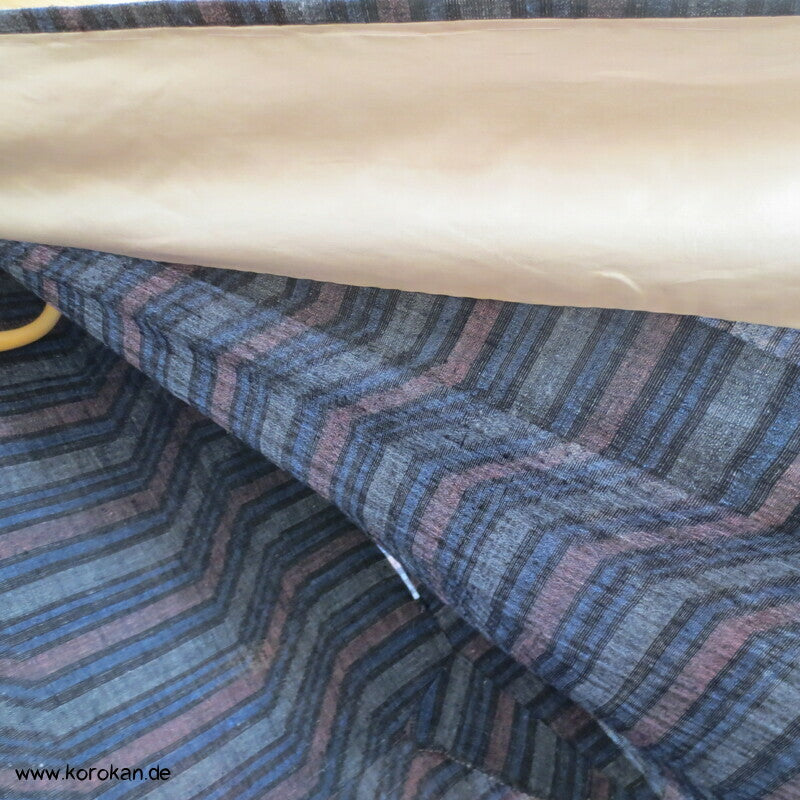 Hitoe Tsumugi Kimono, geometrisch versetzter Streifen