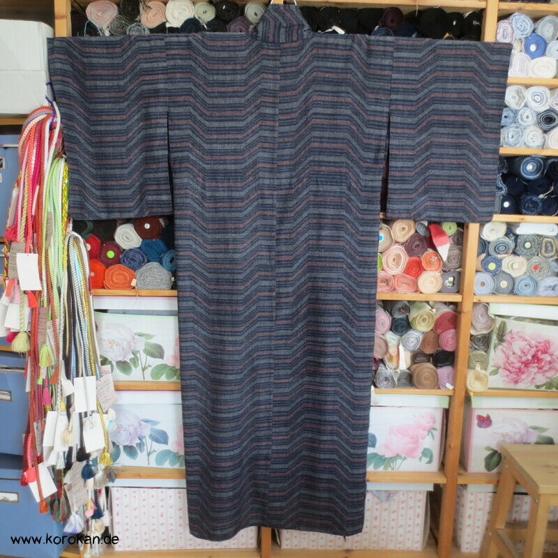 Hitoe Tsumugi Kimono, geometrisch versetzter Streifen