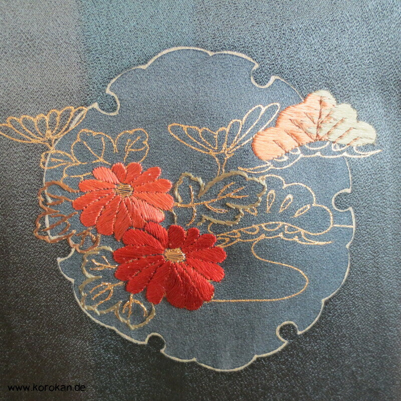bestickte Rondelle auf Satinstreifen Tsukesage Kimono