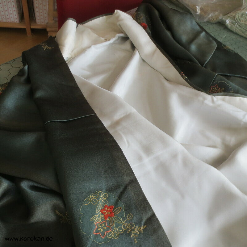 bestickte Rondelle auf Satinstreifen Tsukesage Kimono