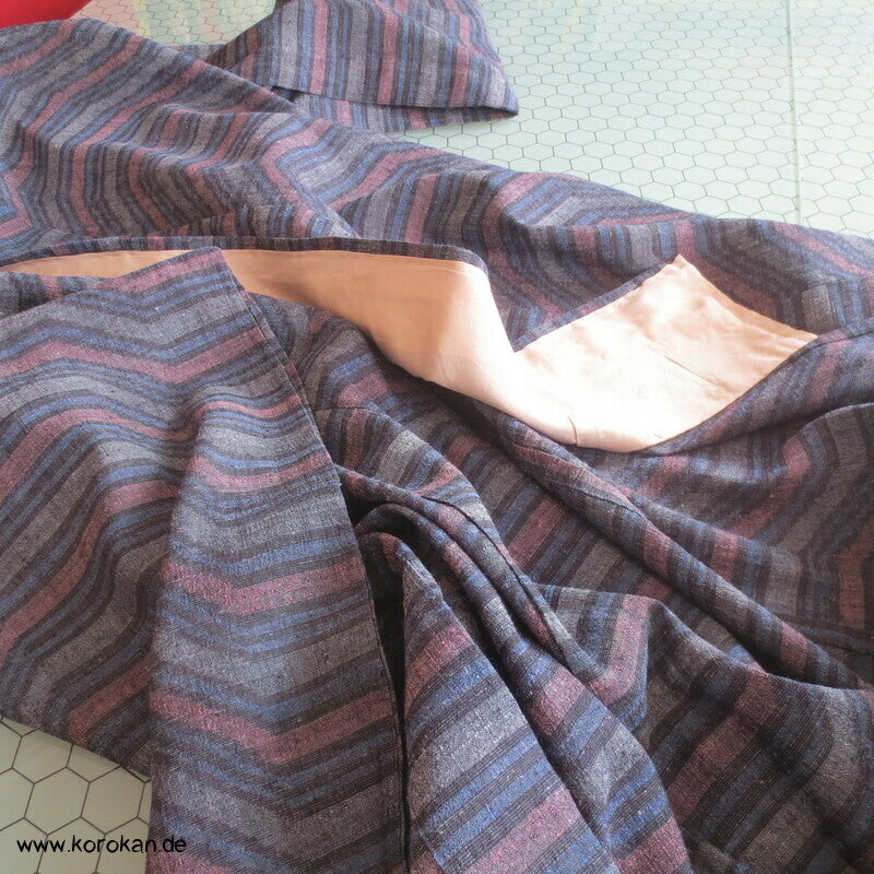 Hitoe Tsumugi Kimono, geometrisch versetzter Streifen