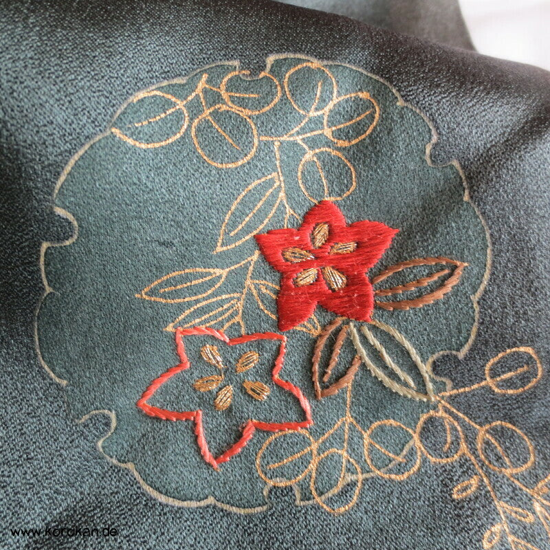 bestickte Rondelle auf Satinstreifen Tsukesage Kimono