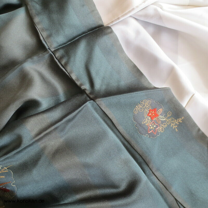bestickte Rondelle auf Satinstreifen Tsukesage Kimono