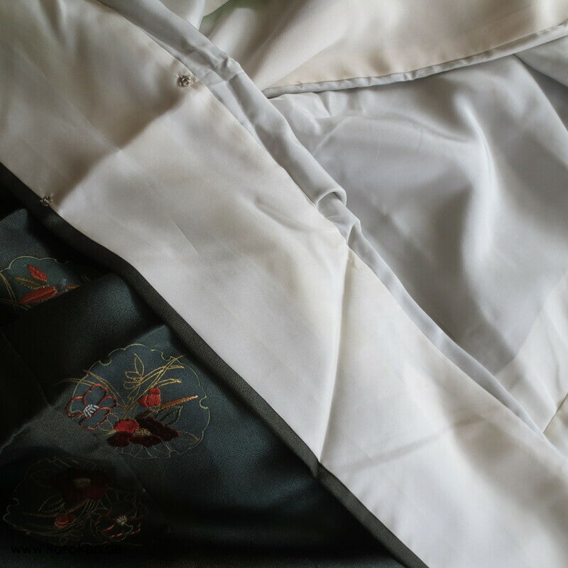 bestickte Rondelle auf Satinstreifen Tsukesage Kimono