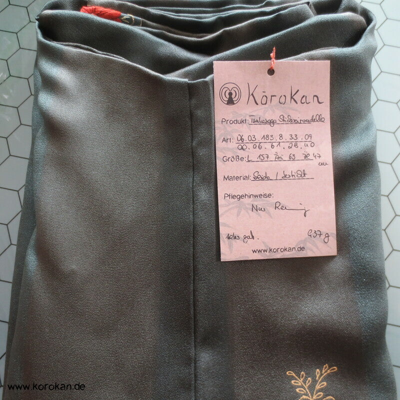 bestickte Rondelle auf Satinstreifen Tsukesage Kimono