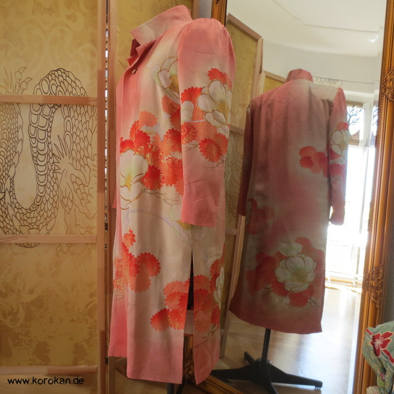 Abendmantel aus Furisode Kimono Seide mit Blüten und Goldstickerei, Gr. L