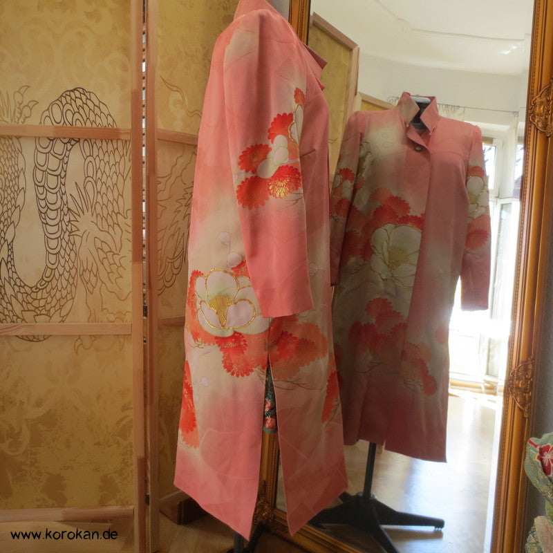 Abendmantel aus Furisode Kimono Seide mit Blüten und Goldstickerei, Gr. L
