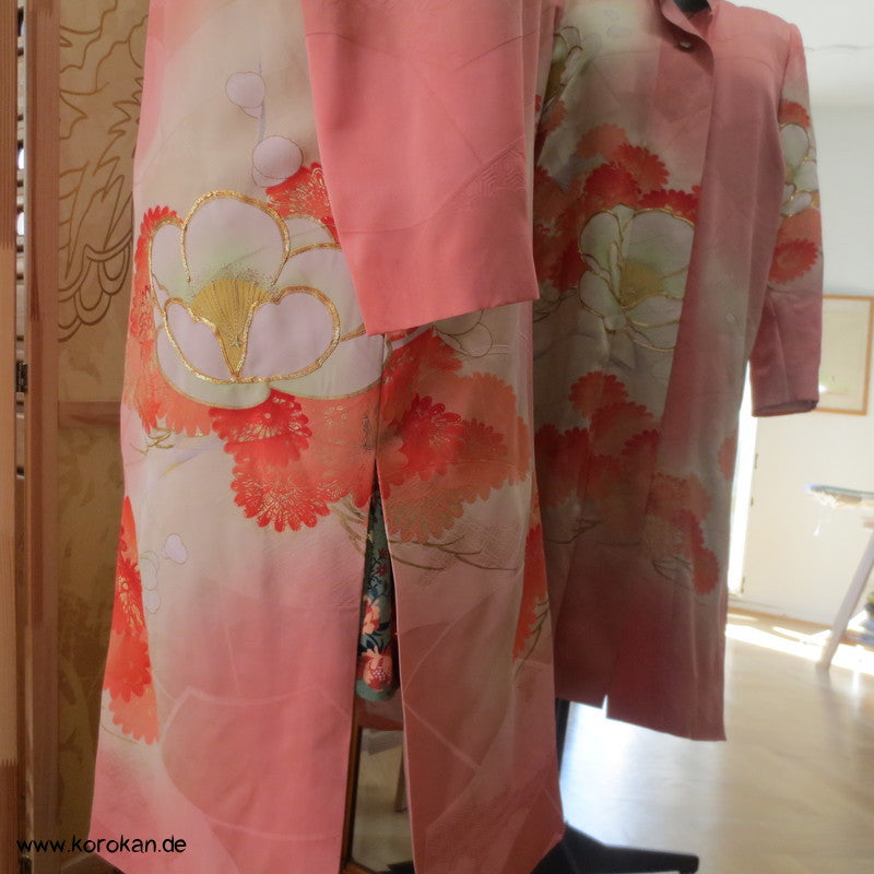 Abendmantel aus Furisode Kimono Seide mit Blüten und Goldstickerei, Gr. L
