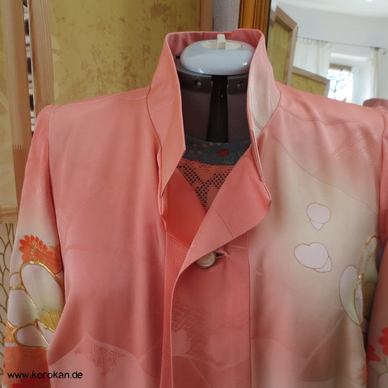 Abendmantel aus Furisode Kimono Seide mit Blüten und Goldstickerei, Gr. L
