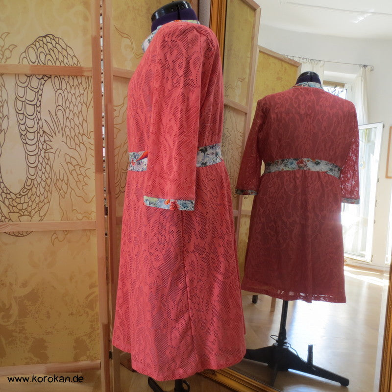 Baumwollspitzenjersey, farblich abgesetzte Koi-Blenden Kleid