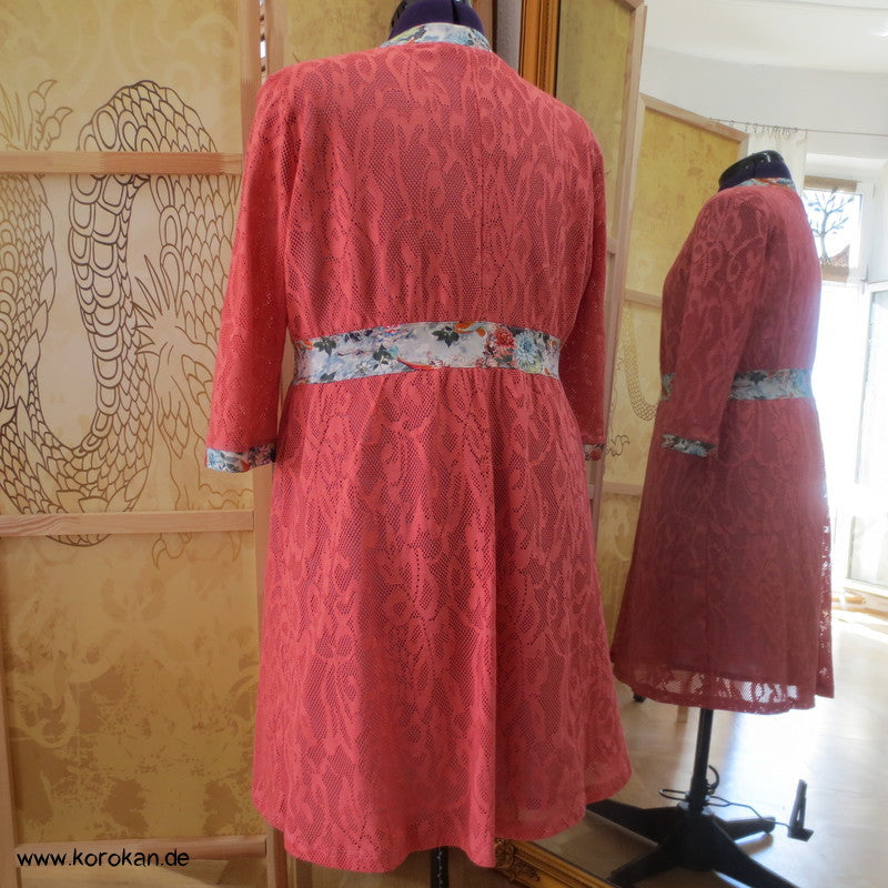 Baumwollspitzenjersey, farblich abgesetzte Koi-Blenden Kleid
