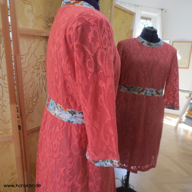Baumwollspitzenjersey, farblich abgesetzte Koi-Blenden Kleid