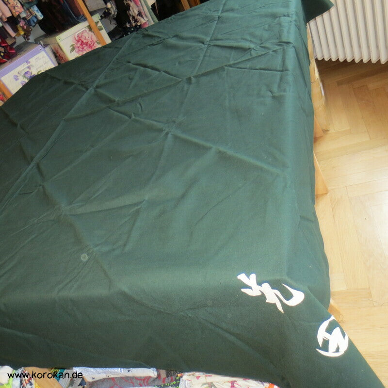 riesiges Furoshiki, Kanji auf dunkelgrün - Mittelnaht