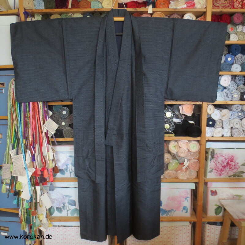 Kimono und Haori Set in blau schwarzer Kasuri Kikko Tsumugi Seide