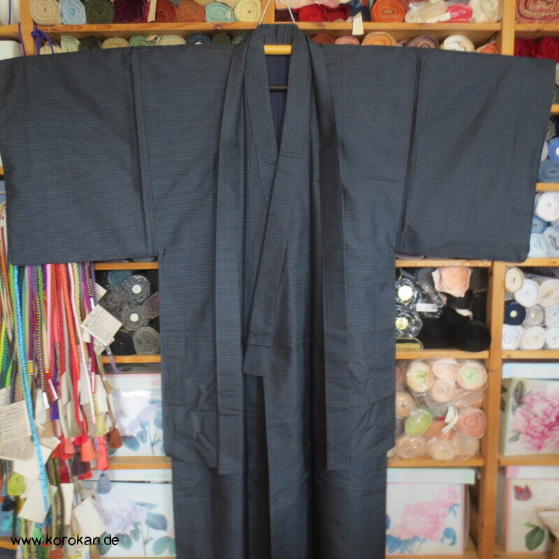 Kimono und Haori Set in blau schwarzer Kasuri Kikko Tsumugi Seide