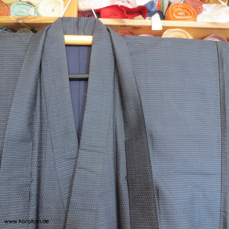 Kimono und Haori Set in blau schwarzer Kasuri Kikko Tsumugi Seide