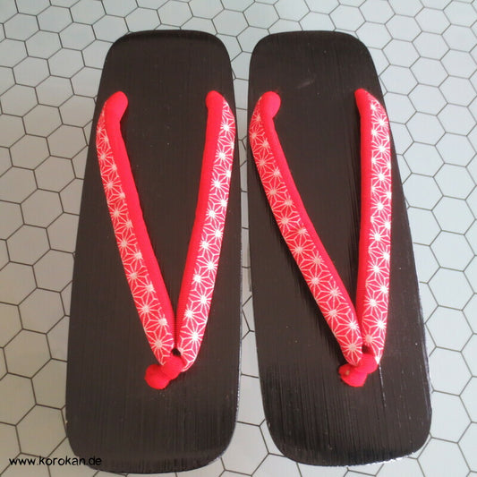 Vintage Geta Zehenstegsandalen - leichtes lackiertes Holz, rote Asanoha Stoffriemen