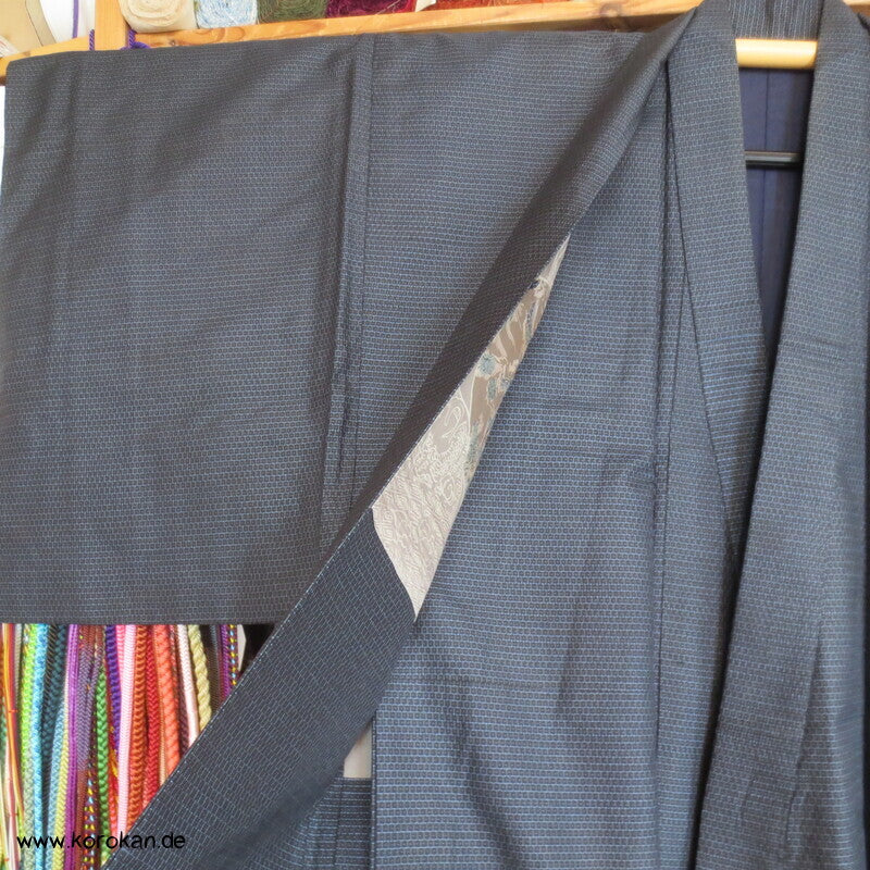 Kimono und Haori Set in blau schwarzer Kasuri Kikko Tsumugi Seide