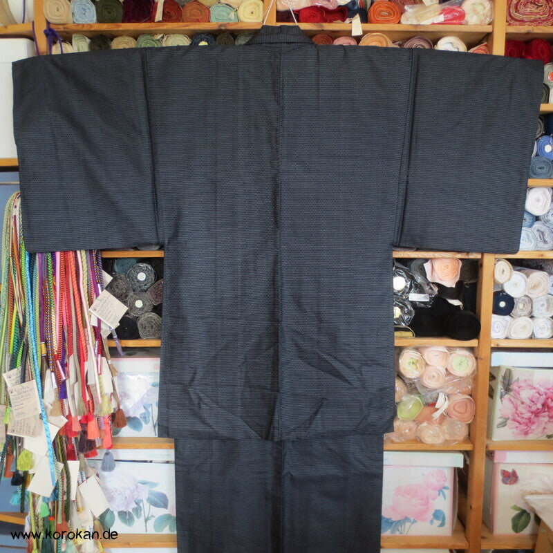 Kimono und Haori Set in blau schwarzer Kasuri Kikko Tsumugi Seide