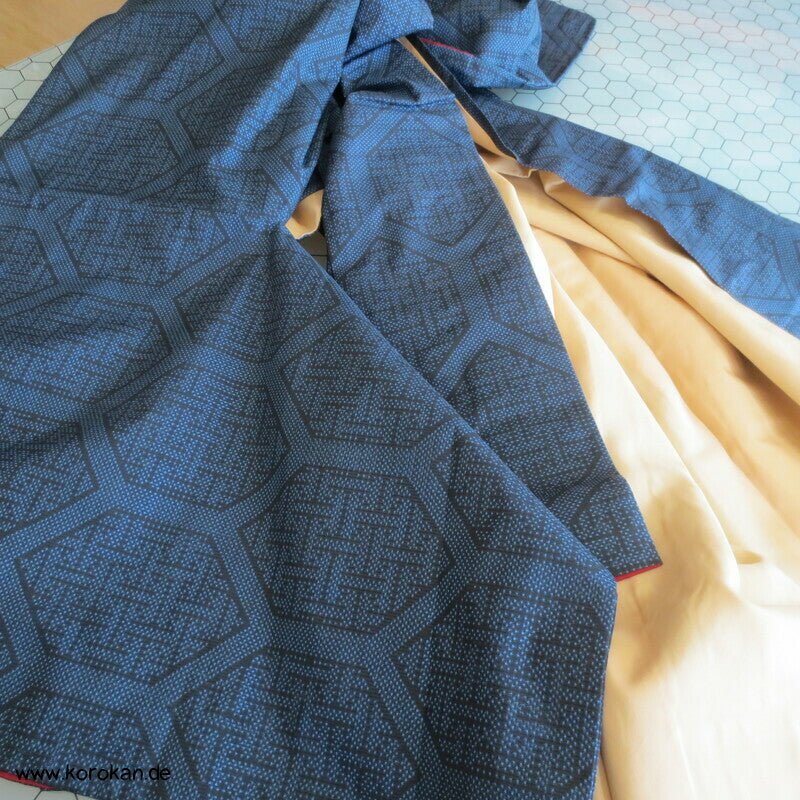 blau-schwarz, strenges Kikko Kasuri Oshima Tsumugi Seiden Kimono