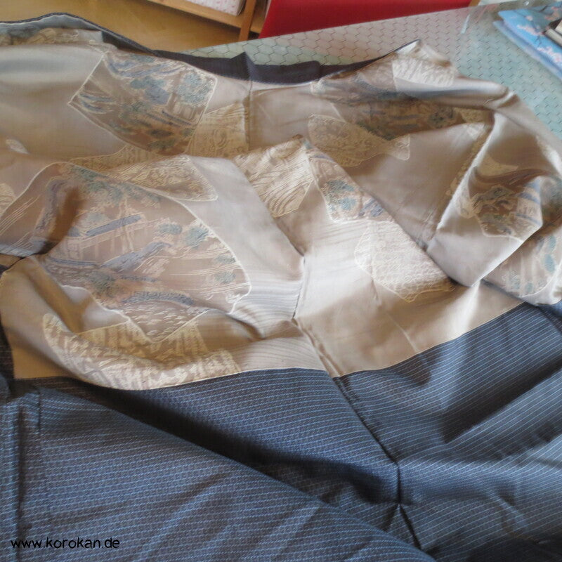 Kimono und Haori Set in blau schwarzer Kasuri Kikko Tsumugi Seide