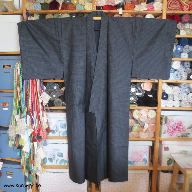 Kimono und Haori Set in blau schwarzer Kasuri Kikko Tsumugi Seide