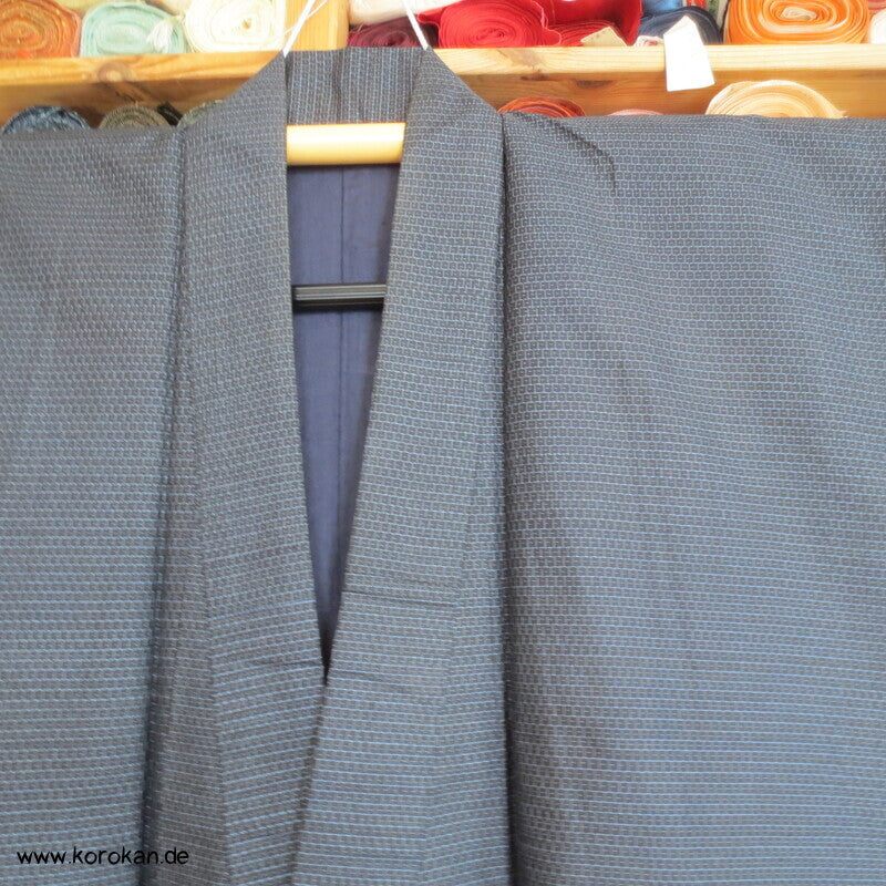 Kimono und Haori Set in blau schwarzer Kasuri Kikko Tsumugi Seide