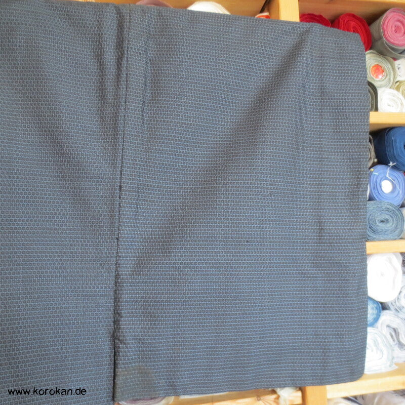 Kimono und Haori Set in blau schwarzer Kasuri Kikko Tsumugi Seide