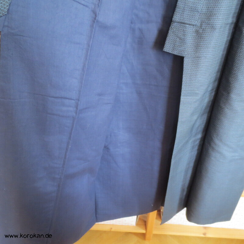 Kimono und Haori Set in blau schwarzer Kasuri Kikko Tsumugi Seide