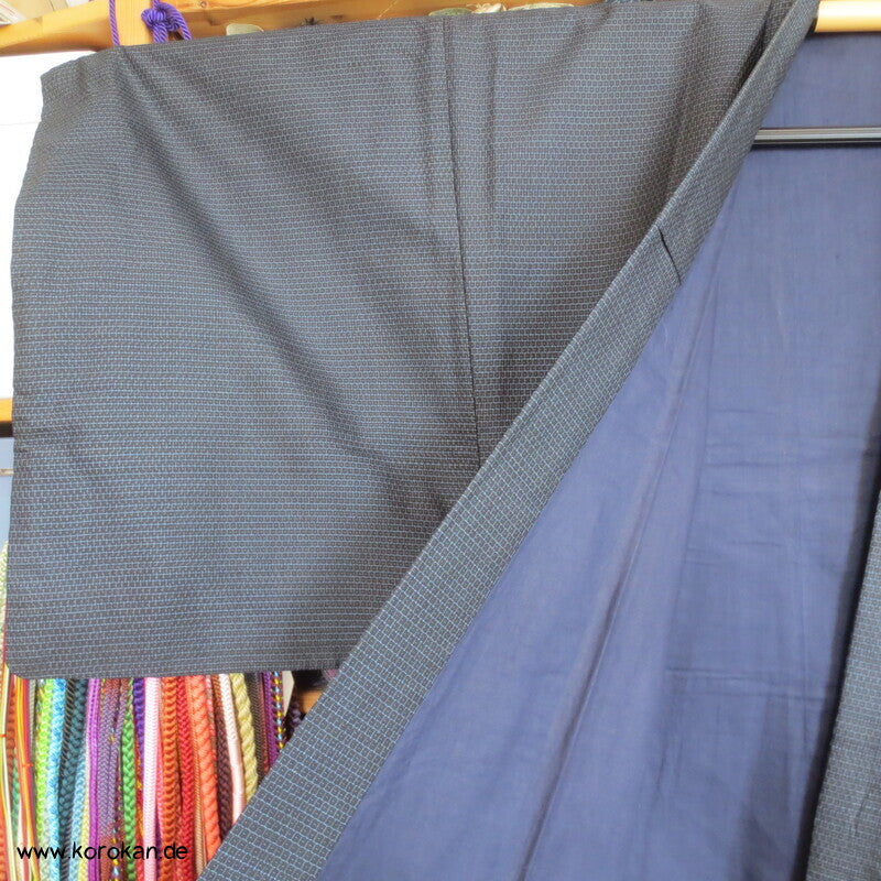 Kimono und Haori Set in blau schwarzer Kasuri Kikko Tsumugi Seide