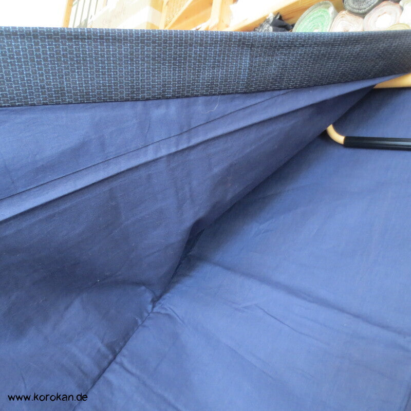 Kimono und Haori Set in blau schwarzer Kasuri Kikko Tsumugi Seide