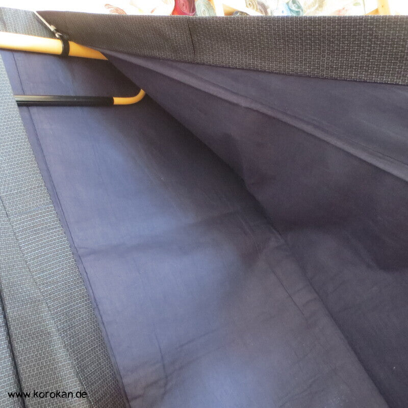 Kimono und Haori Set in blau schwarzer Kasuri Kikko Tsumugi Seide