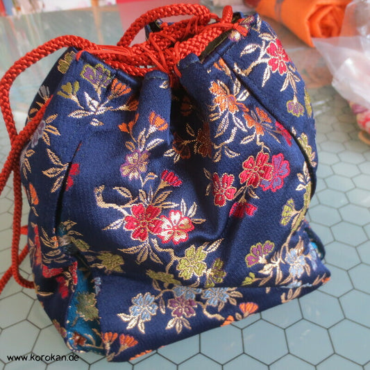 Kinchaku Zugbeutel - Tasche dunkelblauer Blumen Brokat