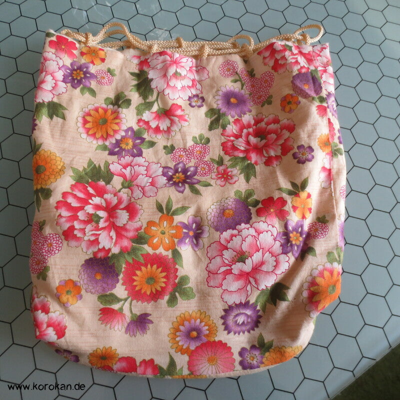 großer Kinchaku Zugbeutel - Tasche Blumen auf Baumwolle für Yukata Kimono