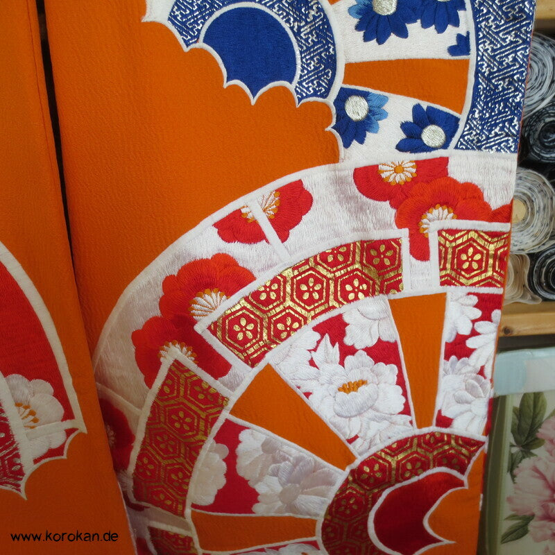 Uchikake Hochzeits Kimonomantel, gestickte Kraniche auf Seidencrepe