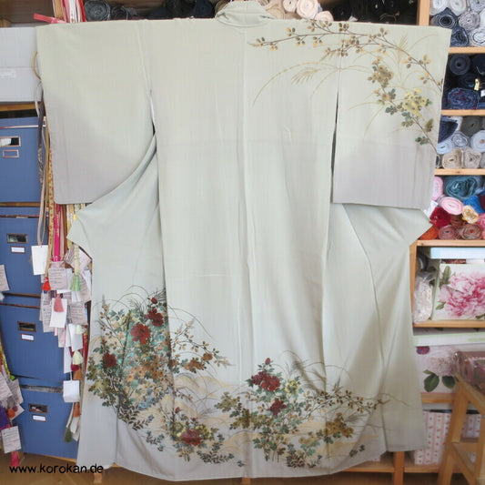 gelackte Blüten und Zweige auf khaki Homongi Seidencrepe Kimono