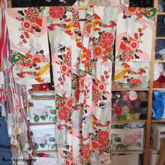 Seidencrepe Furisode Kimono - silberne Blätter und bunte Muster