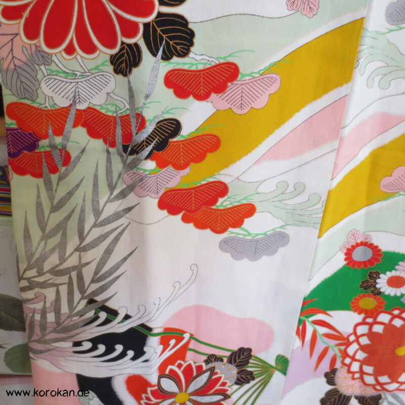 Seidencrepe Furisode Kimono - silberne Blätter und bunte Muster