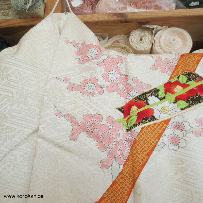Shibori Fluß, Fächer mit Blüten, Bambusstäbe Furisode Sayagata Seidendamast Kimono