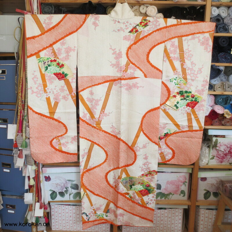 Shibori Fluß, Fächer mit Blüten, Bambusstäbe Furisode Sayagata Seidendamast Kimono