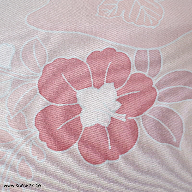blassrosa Kamelien Seidencrepe Kimono Tanmono Stoffrolle, Teilstickerei
