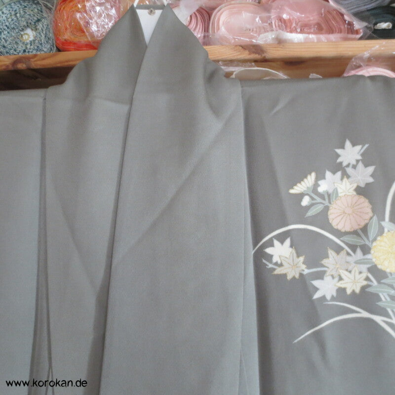 khaki Homongi Seiden Kimono, kugelige Chrysanthemen