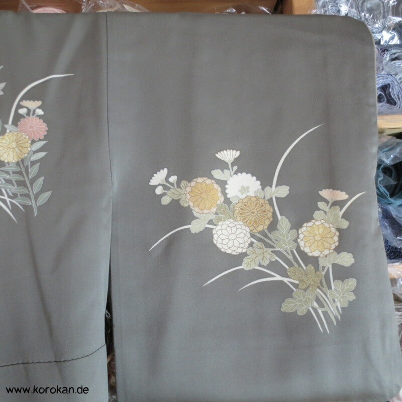 khaki Homongi Seiden Kimono, kugelige Chrysanthemen