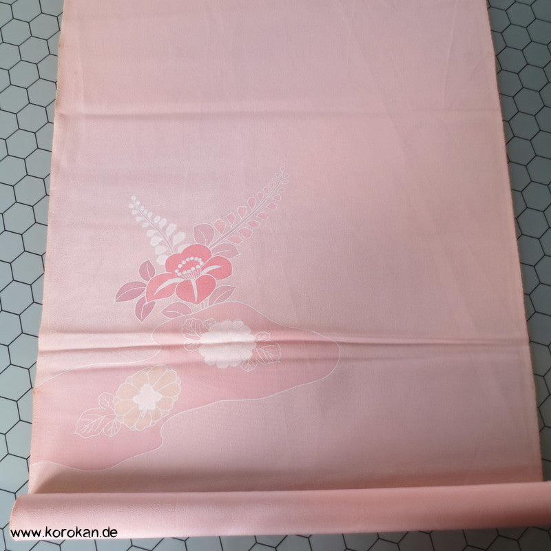 blassrosa Kamelien Seidencrepe Kimono Tanmono Stoffrolle, Teilstickerei